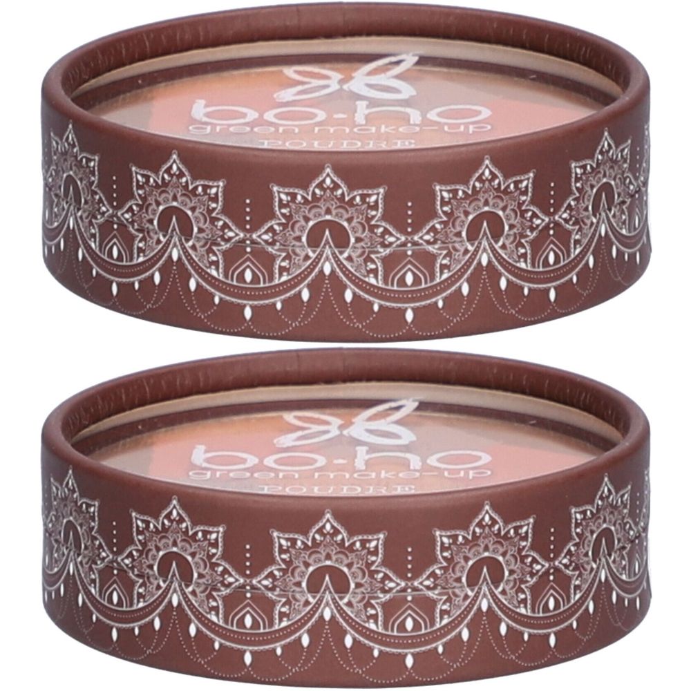 Deux contenants ronds avec côtés marron et motifs blancs. Inscription: bo-ho green make-up. Le contenu est visible en haut.