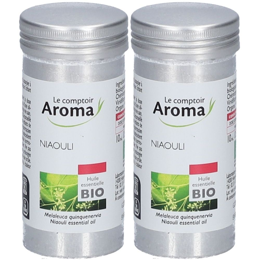 Deux flacons cylindriques en métal avec bouchon à vis. Étiquettes avec texte : Le Comptoir Aroma, Niaouli, Huile essentielle BIO.