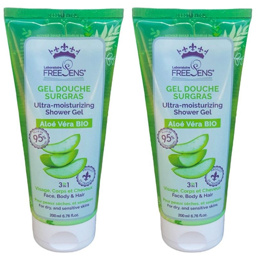 Deux tubes de gel douche. Emballage vert et blanc avec nom du produit et illustration d'aloe vera. Texte : Ultra-moisturizing Shower Gel, 3 en 1, pour peaux sèches.