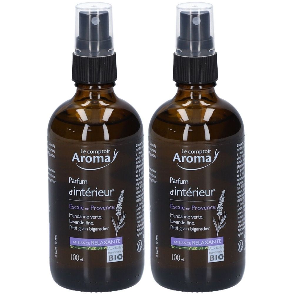 Deux flacons en verre brun avec vaporisateur. Inscription: Le comptoir Aroma, Parfum d'intérieur, Escale en Provence. Avec label Bio.