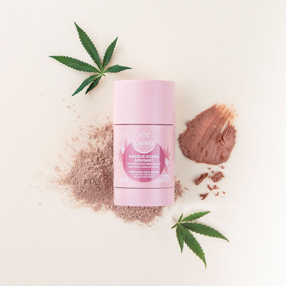 Stick rose entouré de feuilles et de poudre. Inscription: Laino, Masque Visage Apaisant Stick.