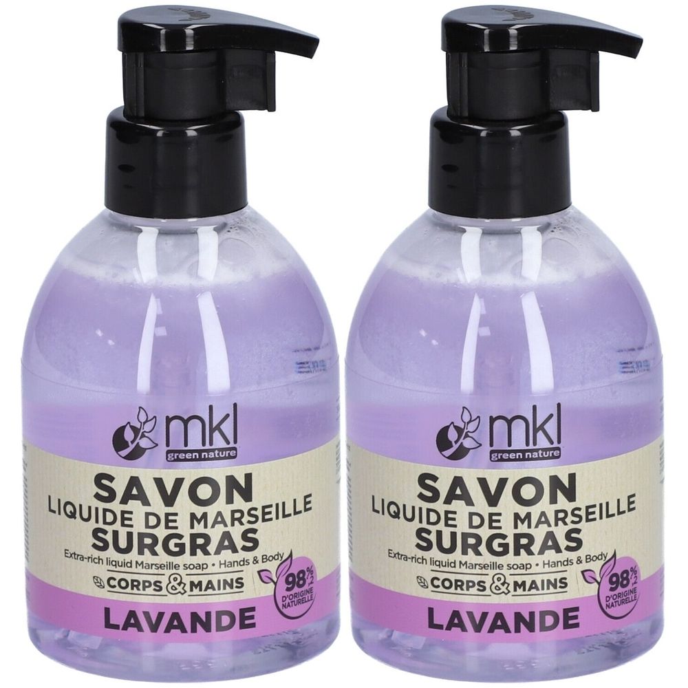 Deux flacons de savon liquide avec pompe noire. Inscription : Savon Liquide de Marseille, Lavande. 98% d'origine naturelle.