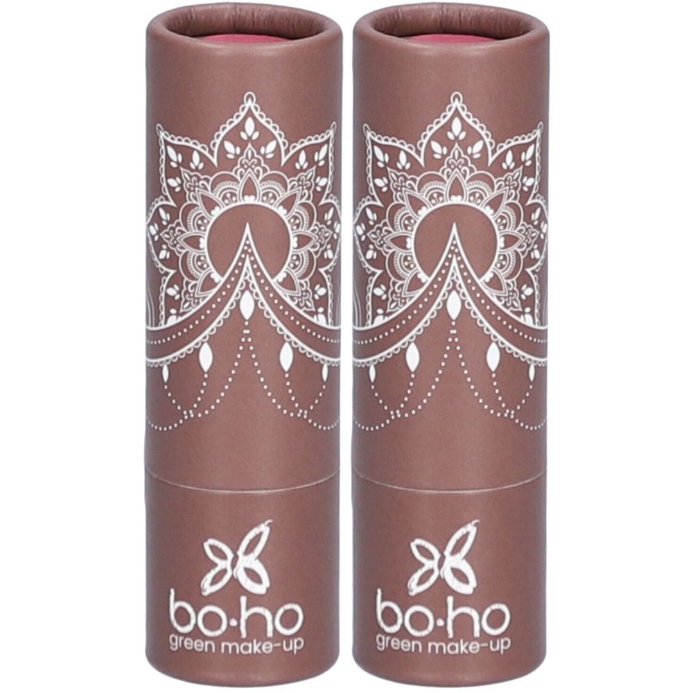 Deux rouges à lèvres dans des étuis bruns. Motifs mandala blancs et logo bo-ho green make-up. Les rouges à lèvres sont côte à côte.