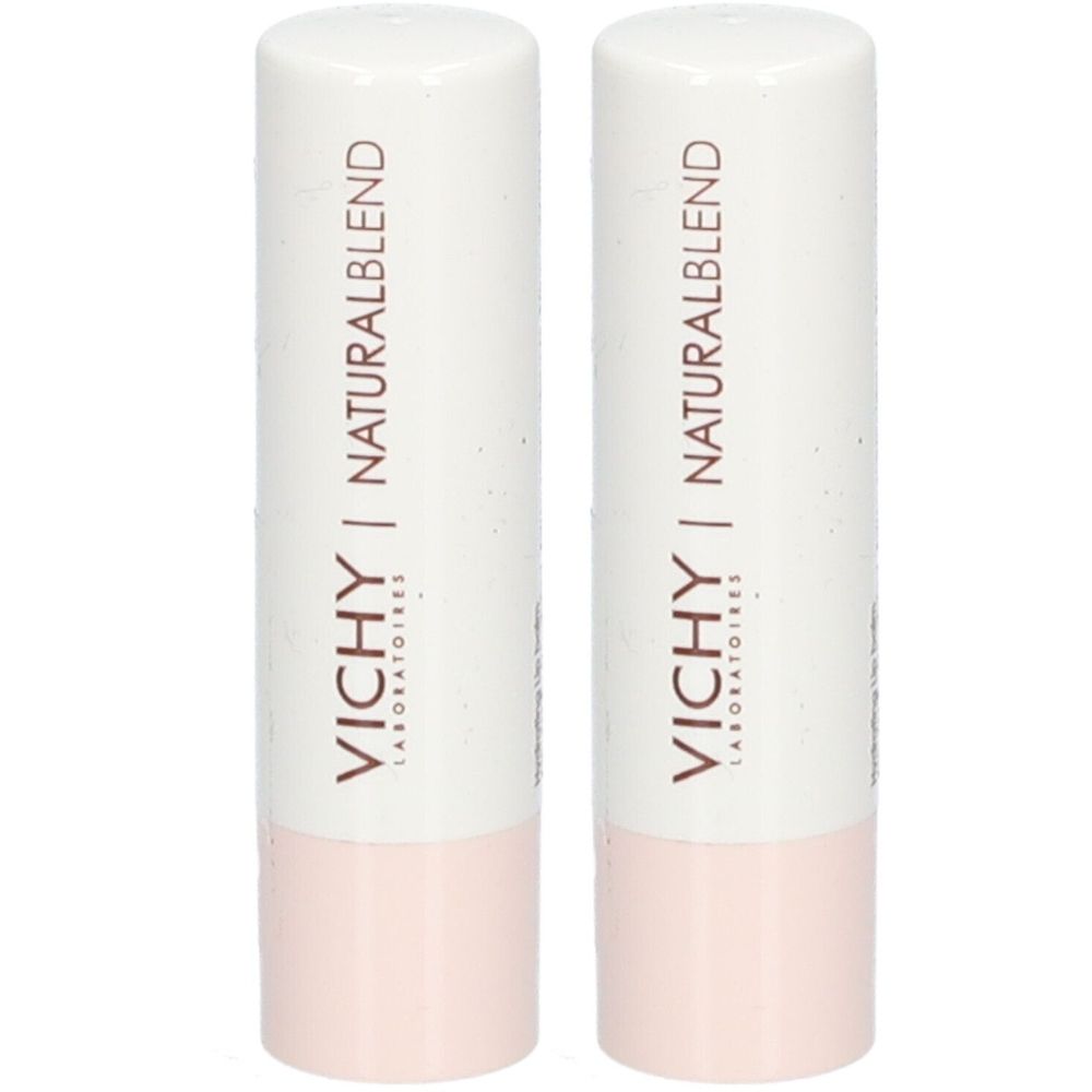 Deux sticks de soin des lèvres. Étui blanc avec texte marron : VICHY | NATURALBLEND. Partie inférieure rose.