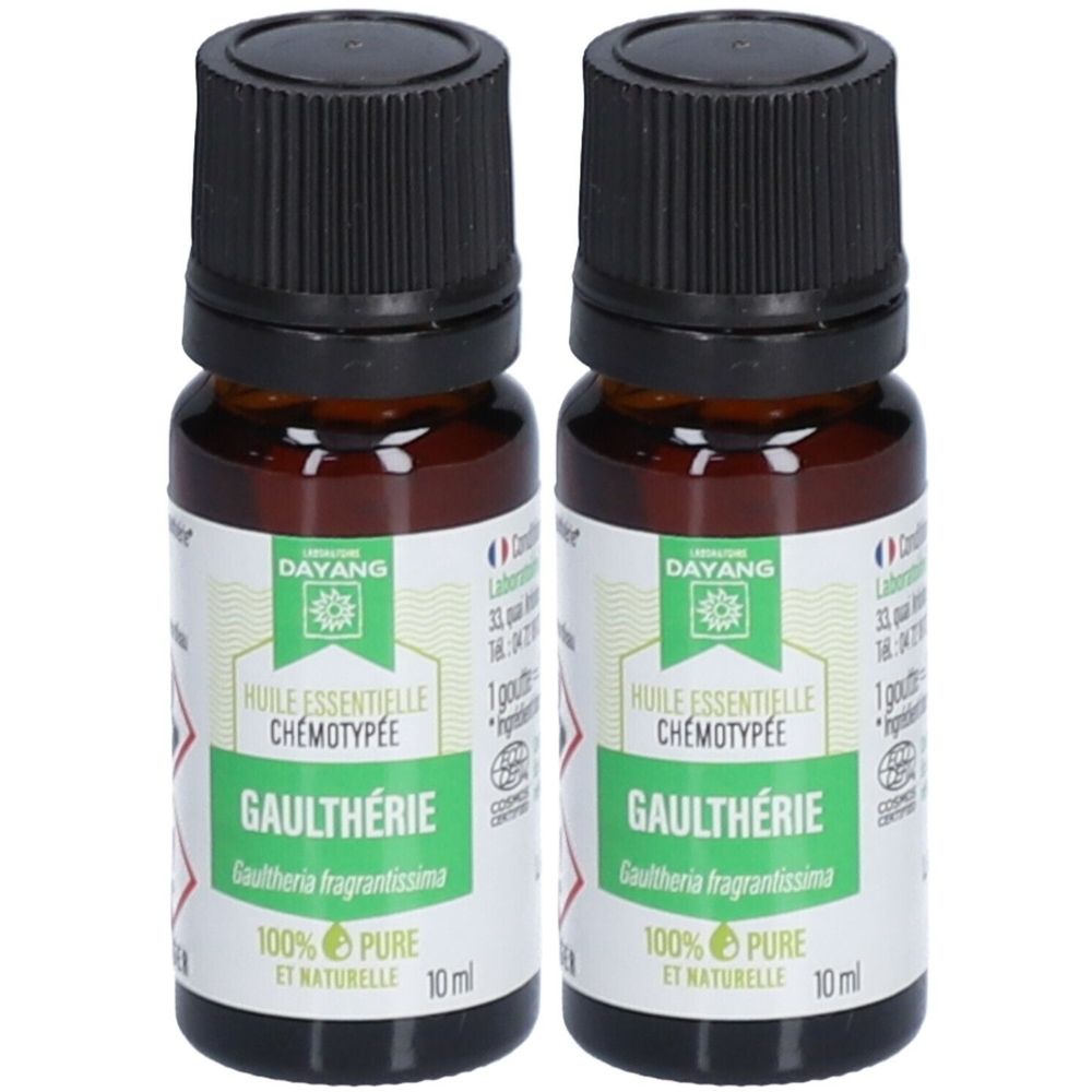 Deux flacons en verre brun avec bouchons noirs. Étiquettes avec "HUILE ESSENTIELLE GAULTHÉRIE" et "100% PURE".