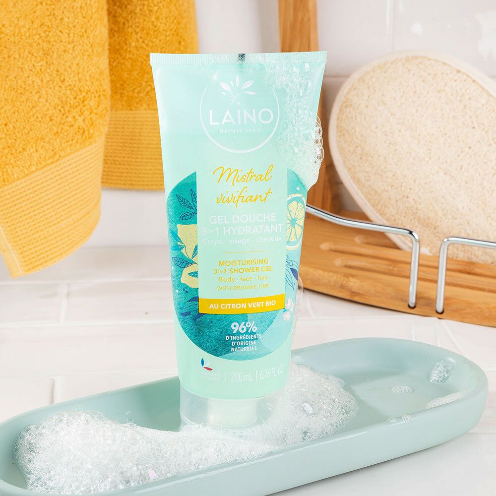 Tube vert clair avec étiquette 'Laino Mistral Vivifiant Citron Bio' et mousse.
