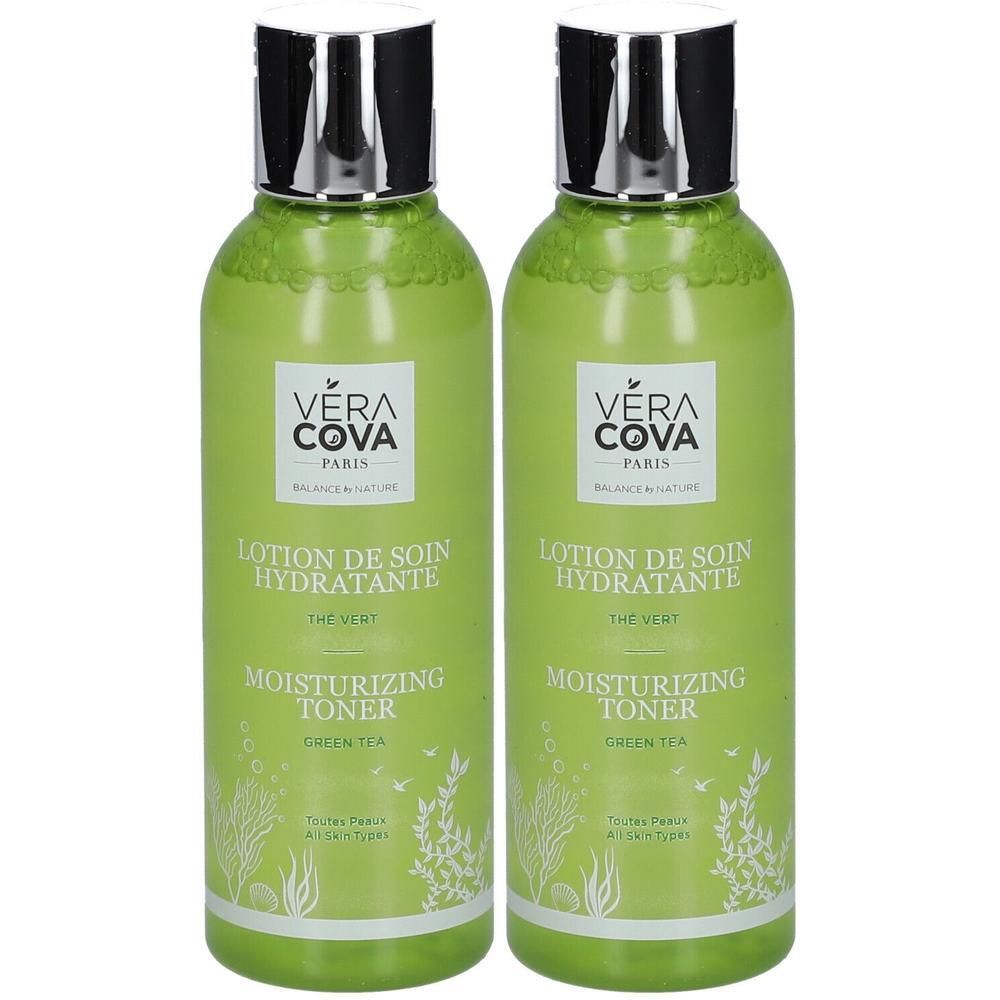 Deux flacons verts avec bouchons argentés. Inscription: VERA COVA PARIS, Lotion de soin hydratante, Moisturizing Toner, Thé vert.