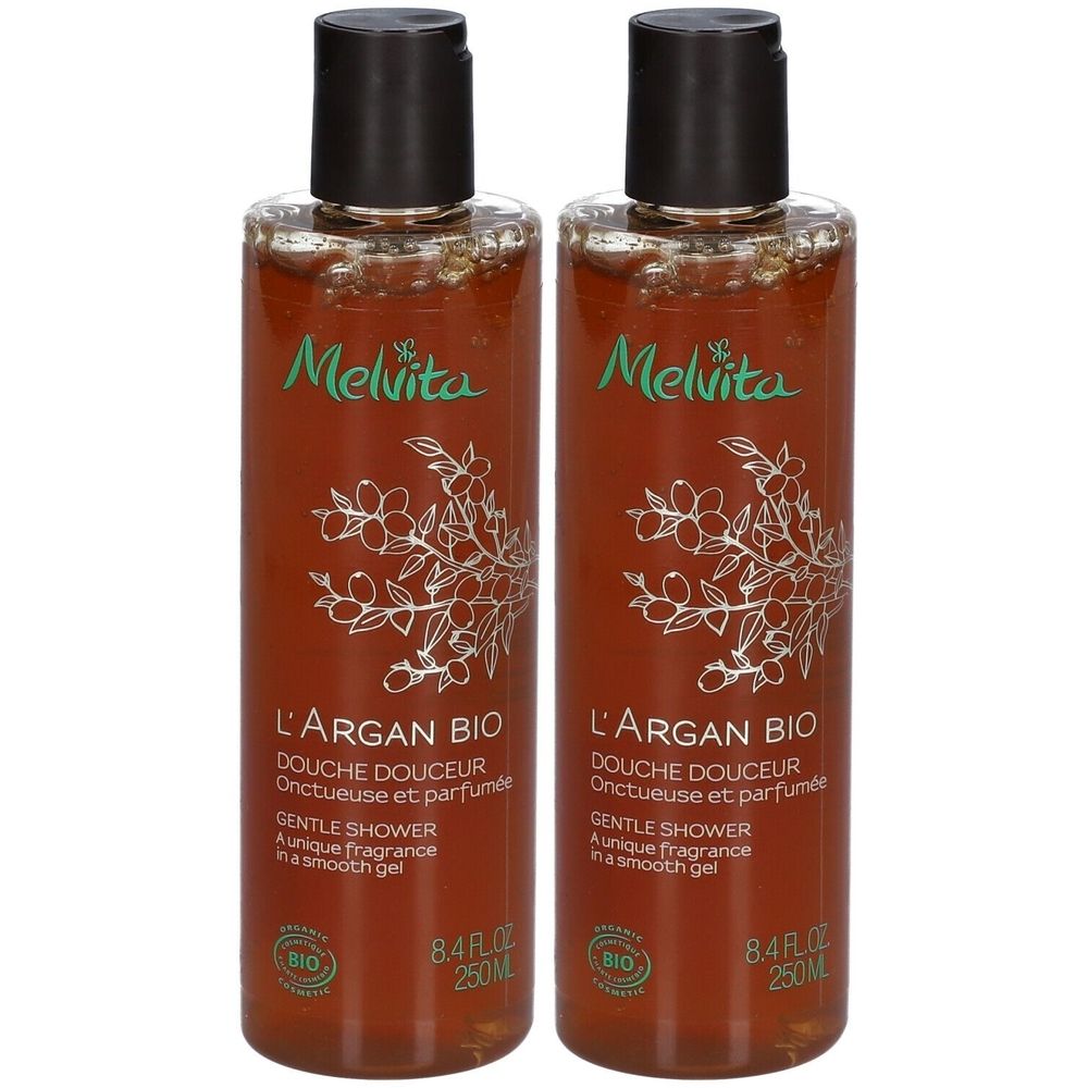 Deux flacons de gel douche. Liquide brun dans des bouteilles transparentes avec bouchon noir. Inscription : L'Argan Bio, 8.4 FL.OZ, 250ML.