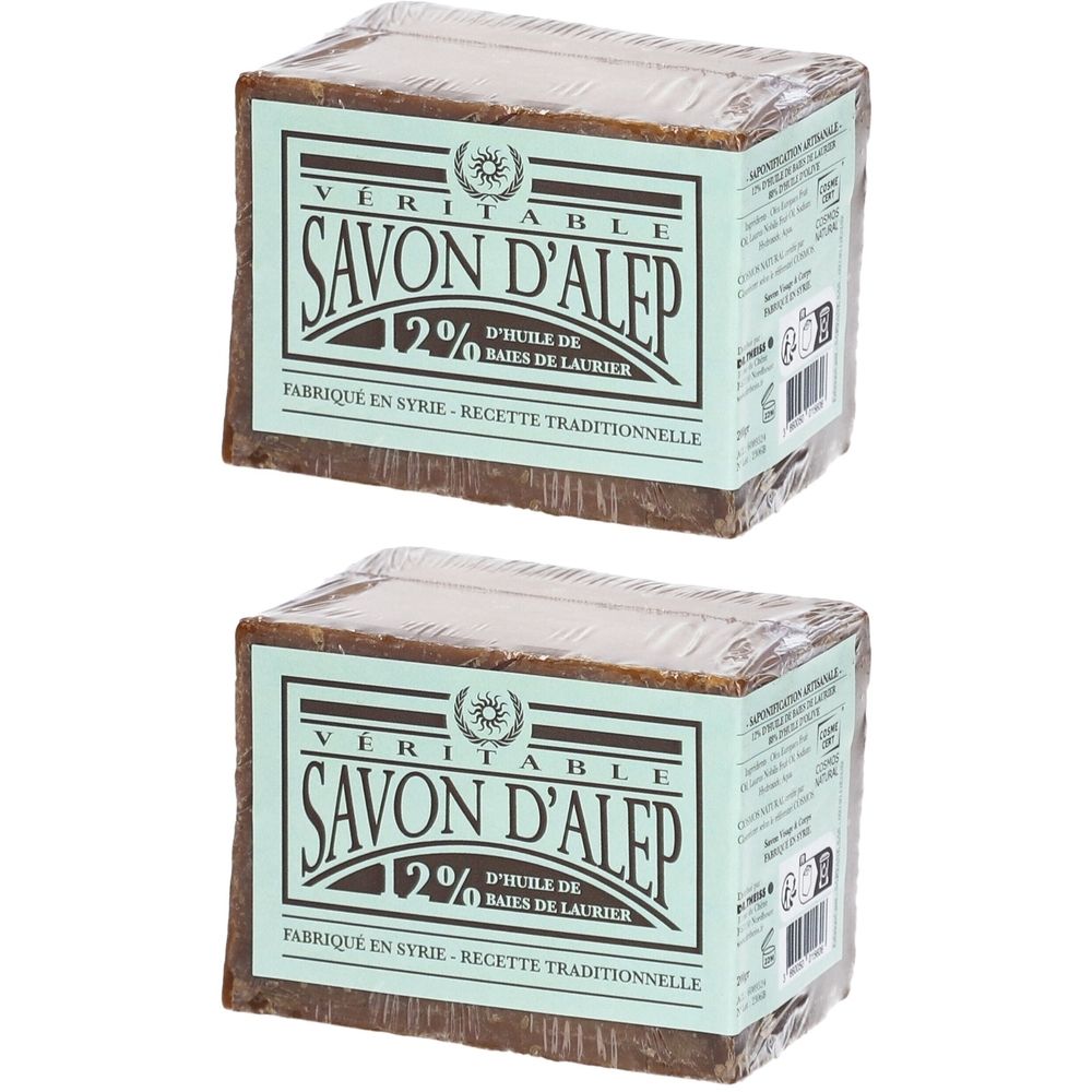 Deux savons rectangulaires emballés. L'emballage porte l'inscription "Savon d'Alep 12% d'Huile de Baies de Laurier".