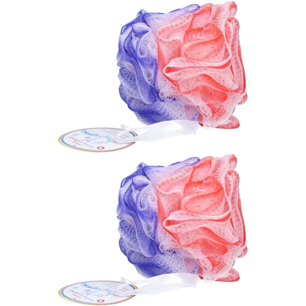 Deux éponges de douche bicolores, bleues et rouges, avec étiquettes. Les éponges sont en tissu maillé.