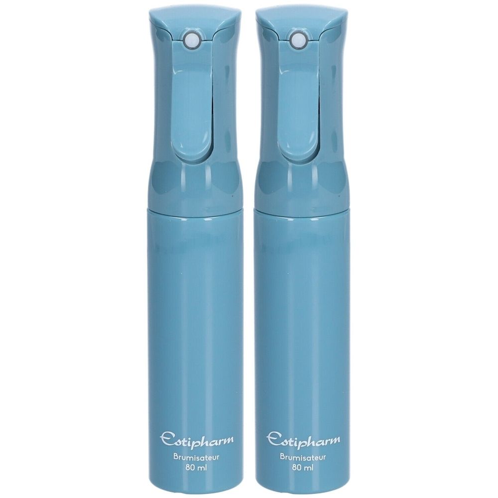Deux brumisateurs bleus clairs. Chaque flacon porte l'inscription "Estipharm Brumisateur 50 ml".