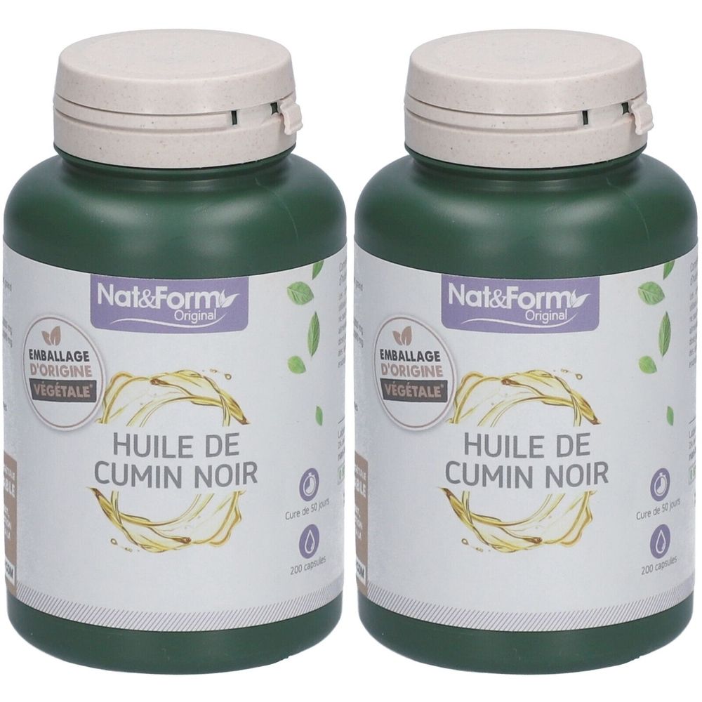 Deux flacons verts avec couvercles blancs. Étiquettes avec texte: Nat&Form, Huile de Cumin Noir. Emballage d'origine végétale.