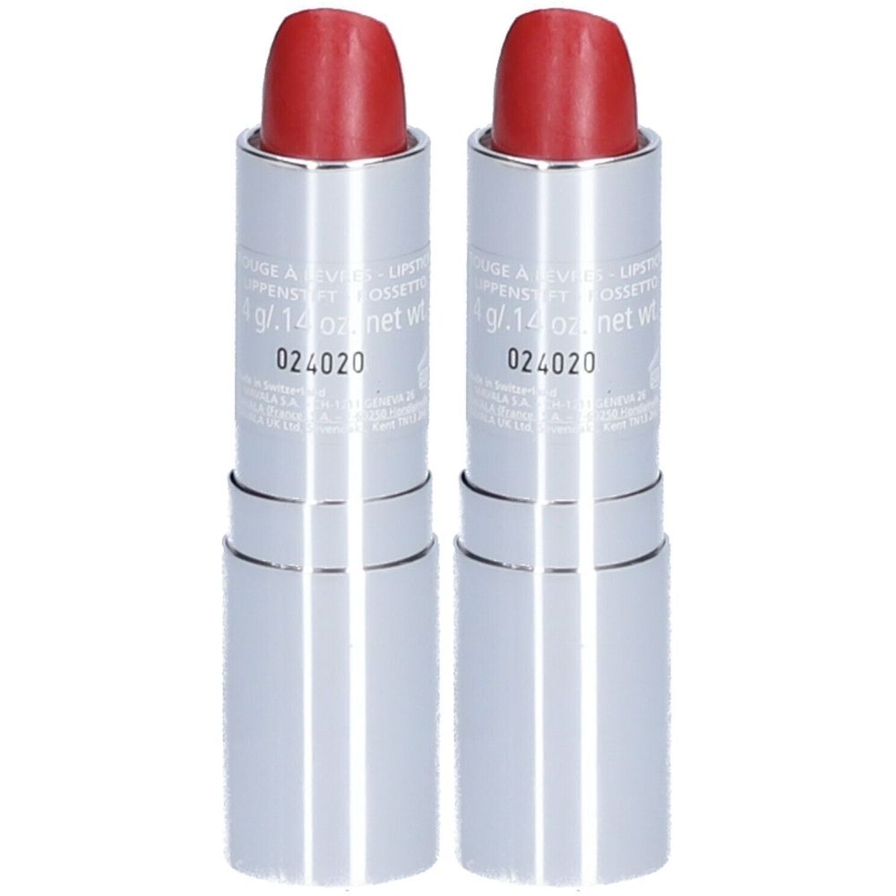 Deux rouges à lèvres rouges dans des étuis argentés. Inscription : 1 g/.14 oz net wt. et 024020.