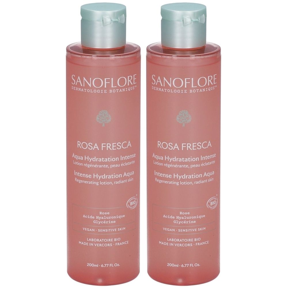 Deux flacons de Rosa Fresca Aqua Hydratation Intense. Liquide rose dans des flacons cylindriques avec bouchons vert clair. Texte: SANOFLORE, BIO.