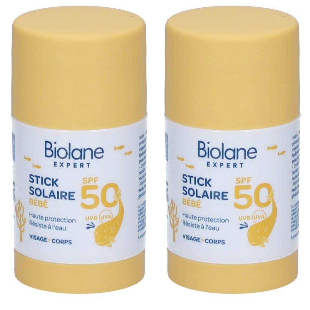 Deux sticks solaires jaunes pour bébés. Inscription : Biolane Expert, Stick Solaire Bébé SPF50. Résistant à l'eau, visage et corps.