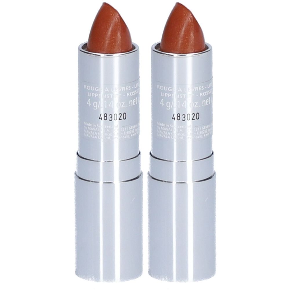 Deux rouges à lèvres avec embout marron dans des étuis argentés. Inscription : 4 g / .14 oz. net. Code produit 483020.