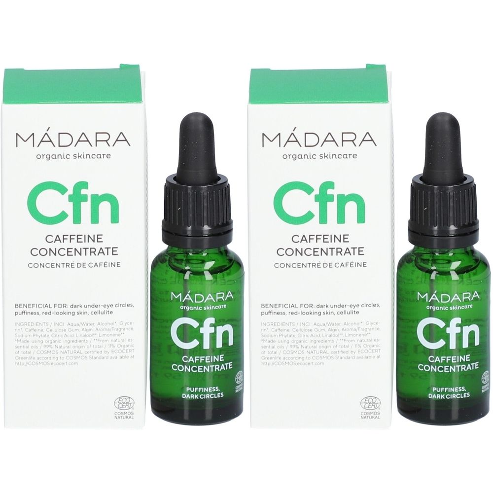 Deux flacons en verre vert avec pipette noire et deux boîtes. Sur les flacons et les boîtes, on peut lire « Mádara Cfn Caffeine Concentrate ».