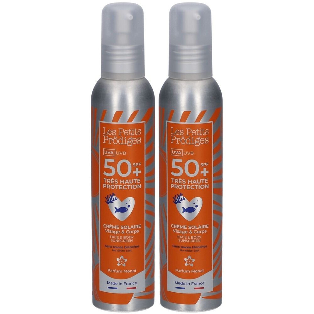 Deux flacons de crème solaire. Étiquettes orange avec texte et logo. Bouchons et vaporisateurs en plastique.