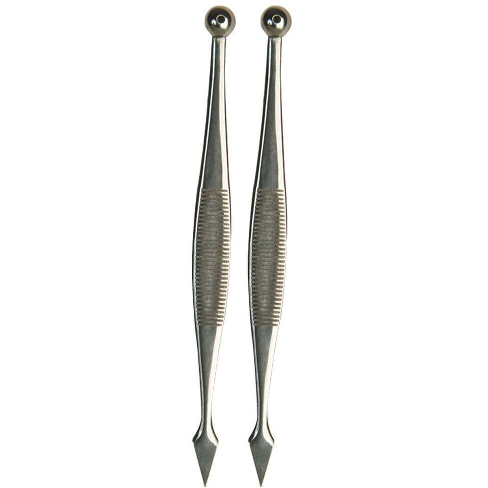 Deux tire-comédons argentés, extrémités sphériques, manches striés. Pointes effilées.