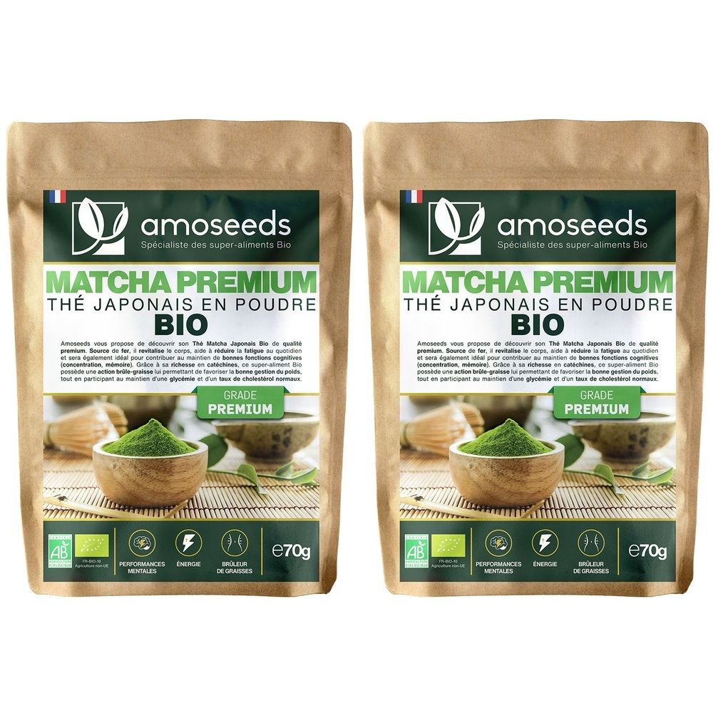 Deux paquets de poudre Matcha Premium Bio. Inscription : amoseeds, Matcha Premium, Thé Japonais en Poudre Bio. Avec label bio et qualité premium.