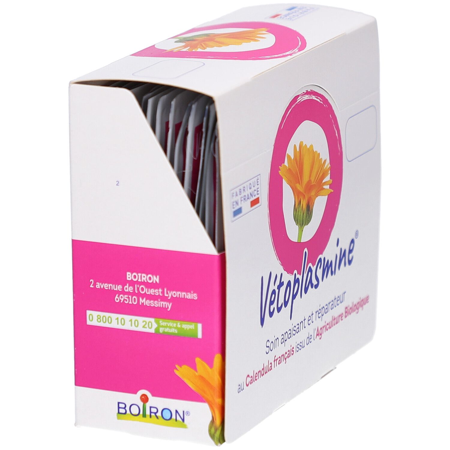 Boîte blanche ouverte avec accents roses. Inscription Vétoplasmine, cercle avec fleur, texte. Logo et adresse BOIRON.