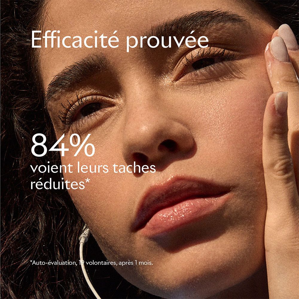 Visage d'une femme. Texte: 84% moins de taches. Efficacité prouvée. Gros plan.