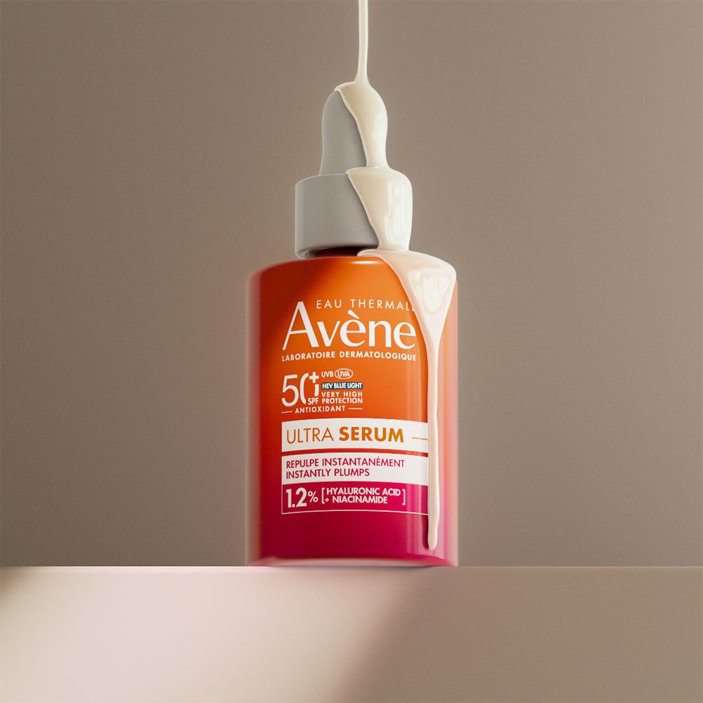 Flacon de sérum dégradé. Sérum blanc coulant de la pipette. Texte: Avène, Ultra Serum, SPF50+, 1,2% Acide hyaluronique + Niacinamide.
