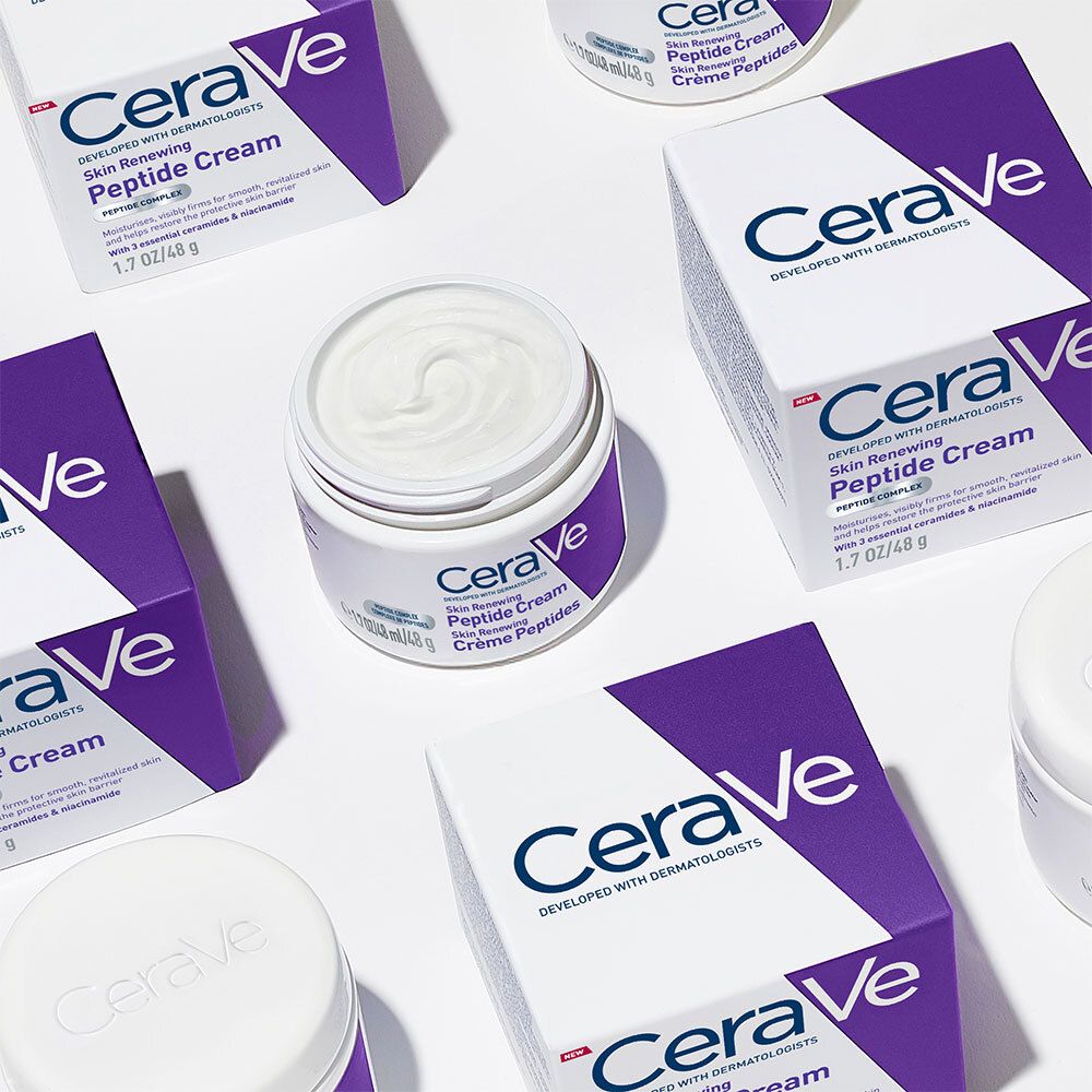 Plusieurs pots et emballages. Inscription: CeraVe, Skin Renewing Peptide Cream.