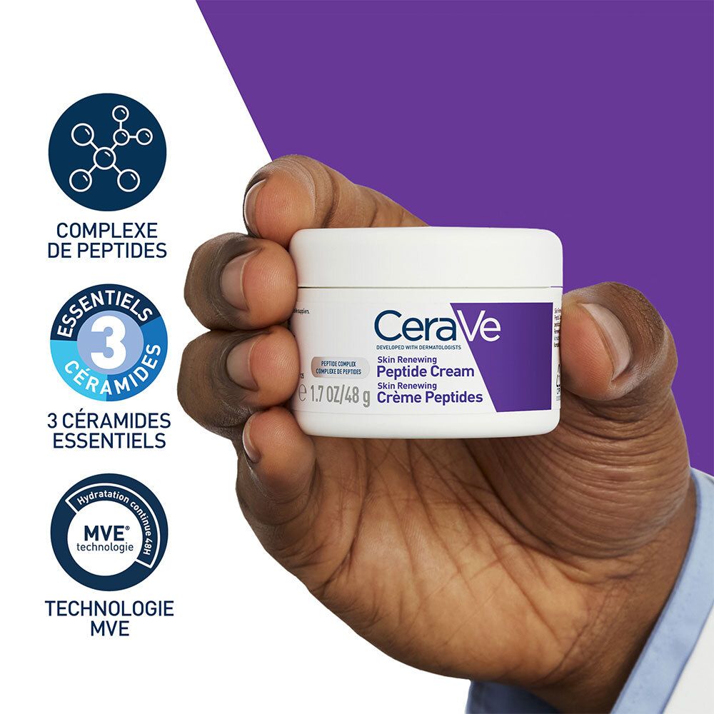 Main tenant un pot. Inscription: CeraVe, Skin Renewing Peptide Cream. Symboles: Peptides, Céramides, MVE.