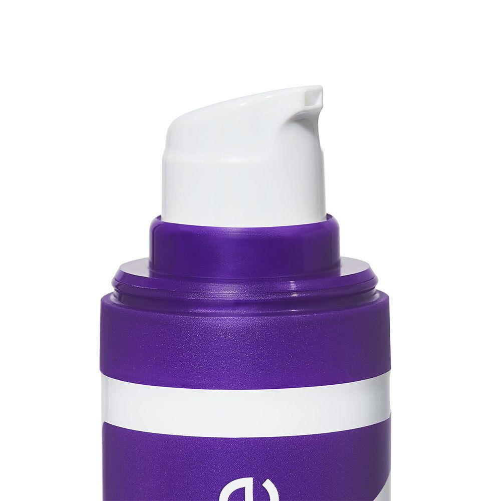 Gros plan de l'ouverture de la pompe d'un flacon blanc et violet. Bouchon transparent. Bandes violettes et blanches.