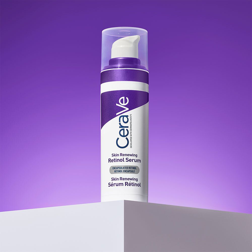 Flacon blanc et violet sur socle blanc sur fond violet. Texte: CeraVe, Skin Renewing Retinol Serum.