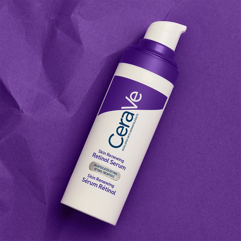 Flacon blanc et violet sur fond violet. Texte: CeraVe, Skin Renewing Retinol Serum, Sérum Rétinol.