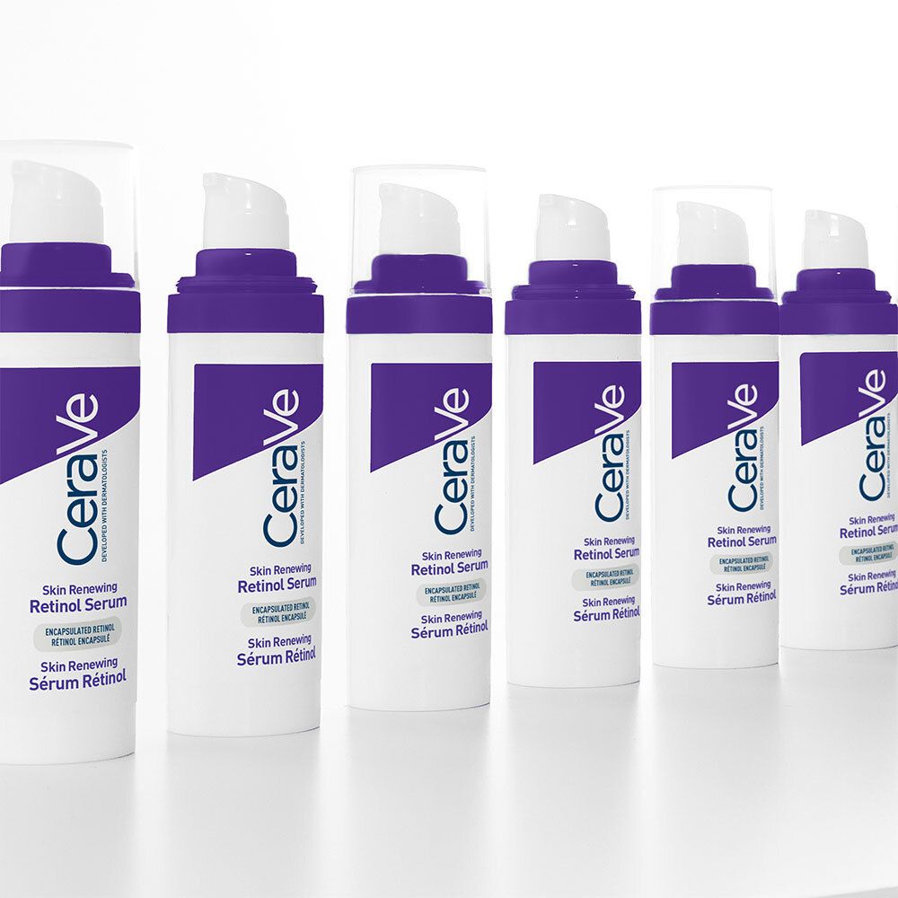 Rangée de flacons blancs et violets. Texte: CeraVe, Skin Renewing Retinol Serum, Sérum Rétinol. Bouchons transparents.