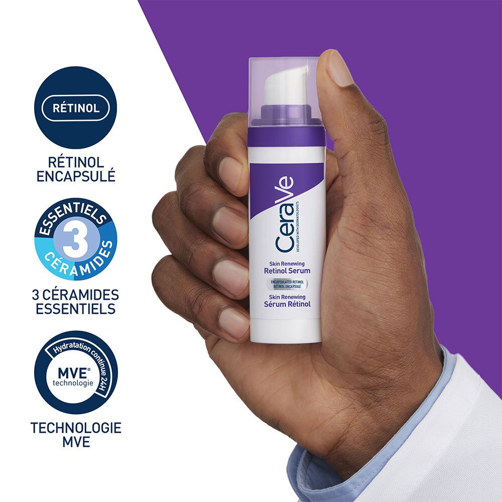 Main tenant un flacon blanc et violet. Texte: CeraVe, Skin Renewing Retinol Serum. Logos: Rétinol, Céramides, MVE.