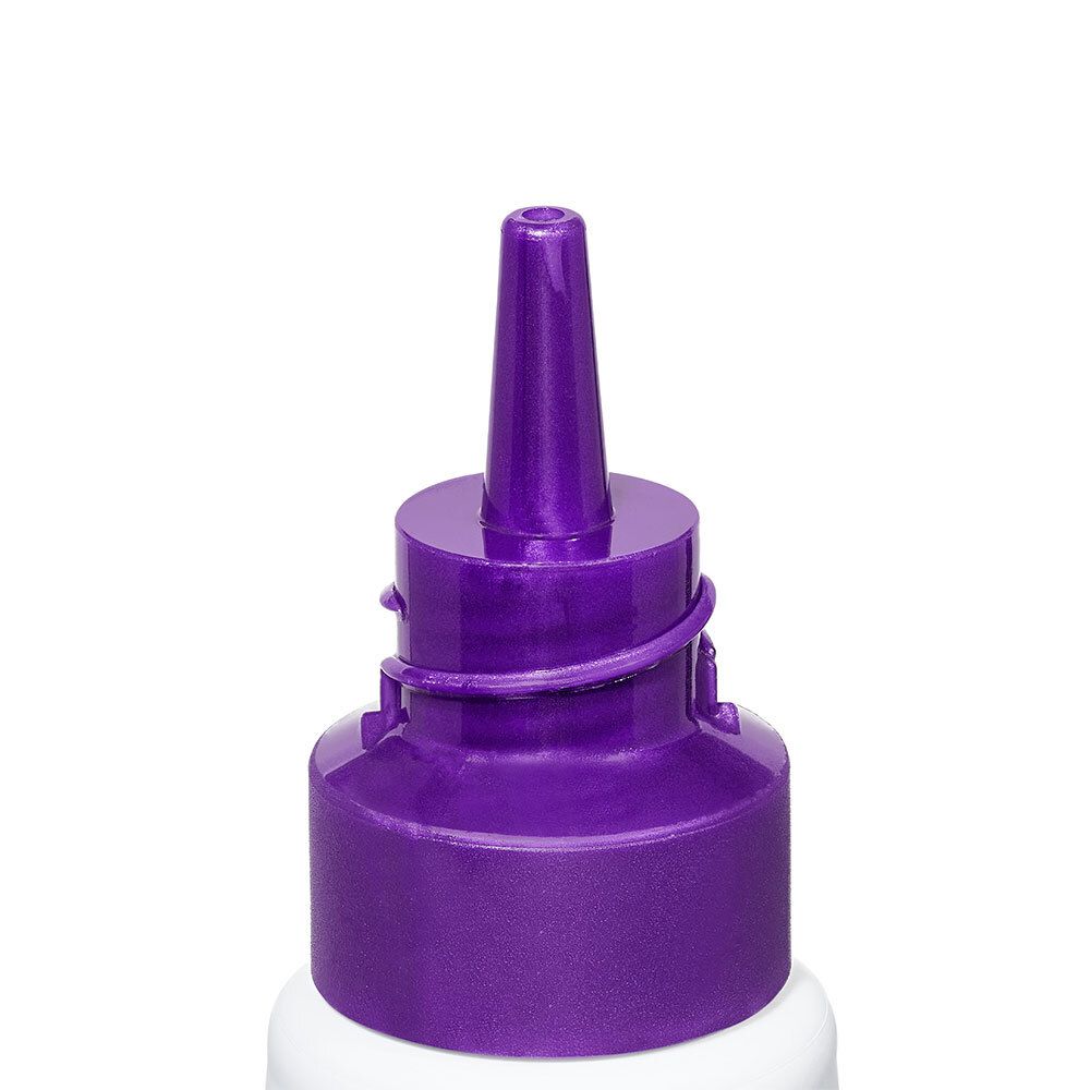 Gros plan sur le bouchon violet d'un tube. Le bouchon a une ouverture pointue.