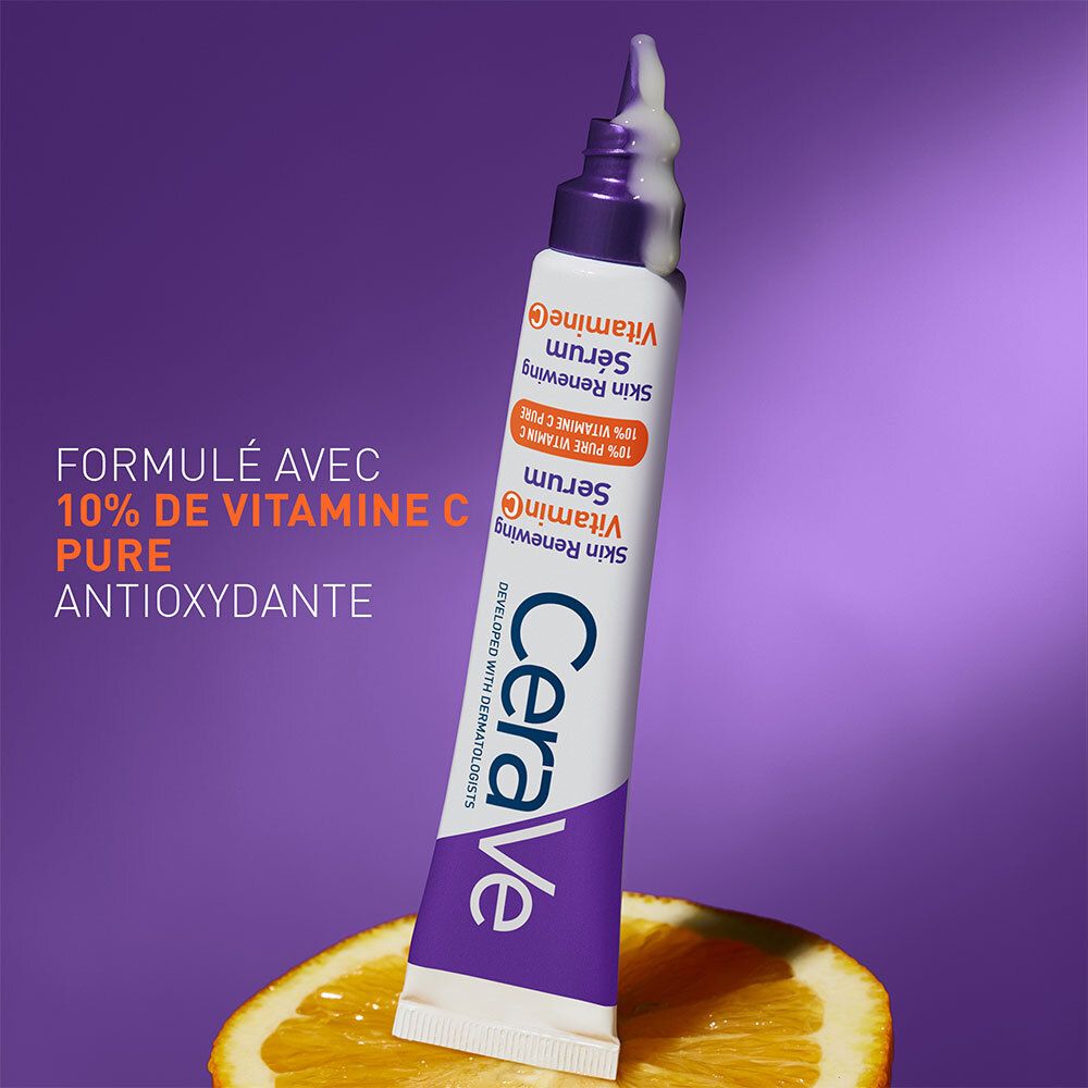 Tube CeraVe Skin Renewing Vitamin C Serum sur une demi-orange. Texte: 'FORMULÉ AVEC 10% DE VITAMINE C PURE ANTIOXYDANTE'.