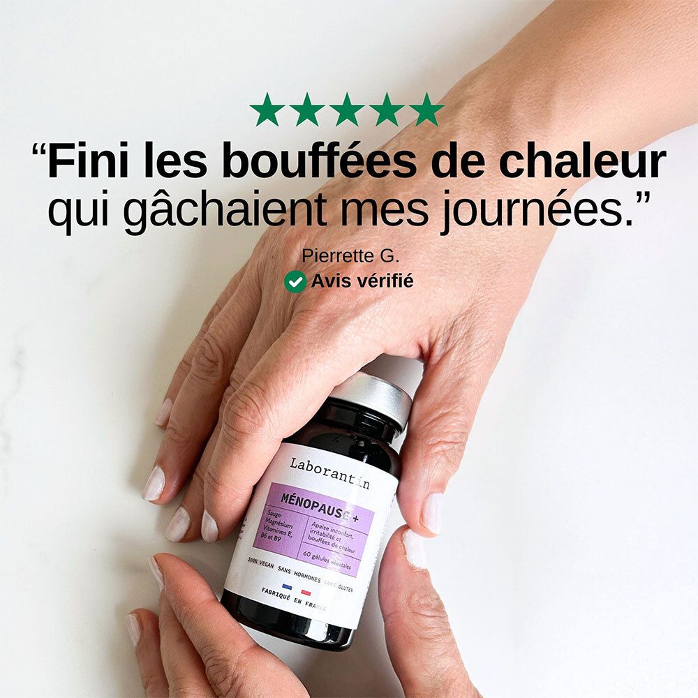 Mains tenant le flacon Laborantin Ménopause+. Avis client: "Fini les bouffées de chaleur qui gâchaient mes journées."