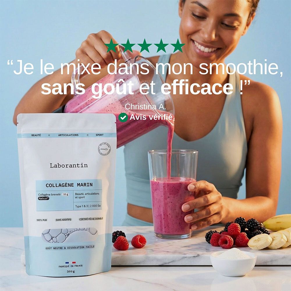 Une femme mélange du Laborantin Collagène Marin dans un smoothie, baies et bananes à côté.