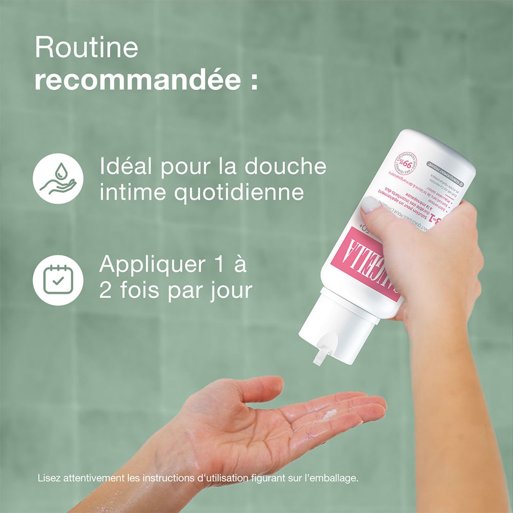 Mains tenant un flacon. SAUGELLA, poligyn 50+. Pour douche intime quotidienne. Appliquer 1-2 fois/jour.