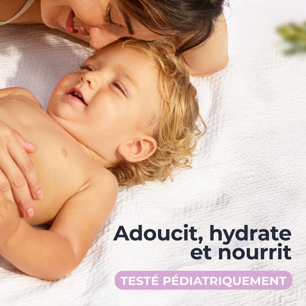 Un bébé sur une couverture blanche. Texte: Adoucit, hydrate et nourrit. Testé pédiatriquement.
