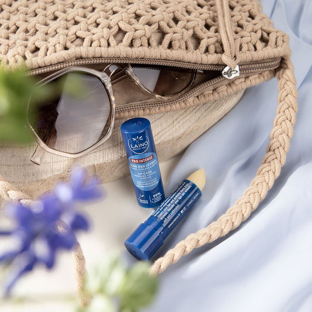 Deux sticks LAINO Soin des Lèvres Pro Intense dans un sac avec lunettes de soleil.