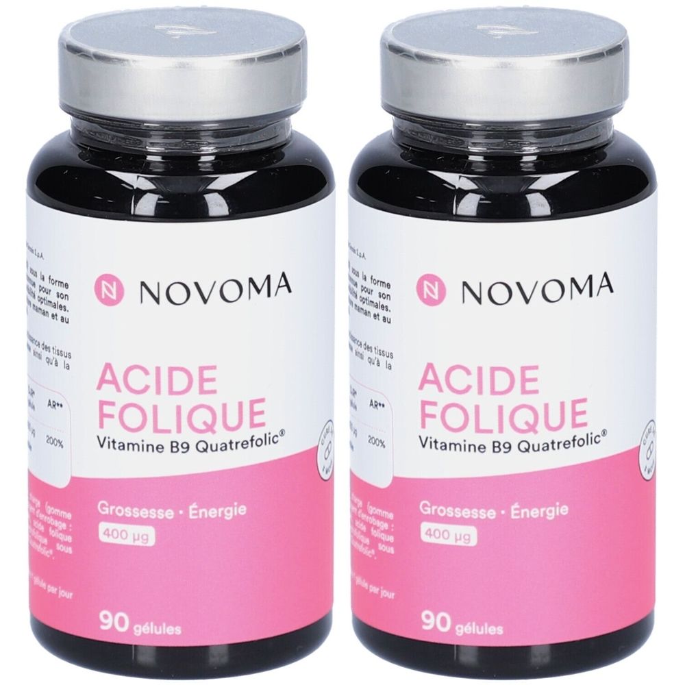 Deux flacons de NOVOMA Acide Folique. Flacons noirs avec bouchons argentés et étiquettes blanches à accents roses. Texte: Acide Folique.