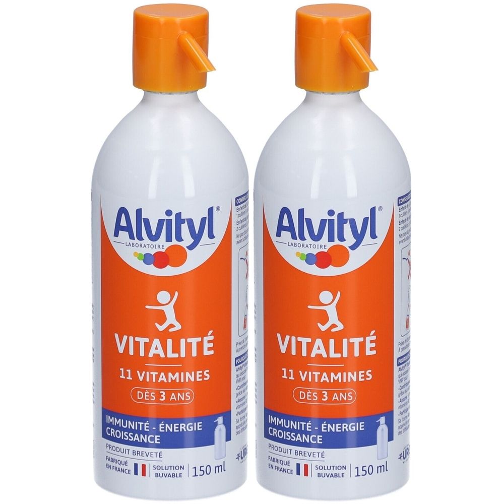 Deux flacons d'Alvityl Vitalité. Flacons blancs avec étiquettes et bouchons orange. Inscription : Vitalité, 11 Vitamines, dès 3 ans.