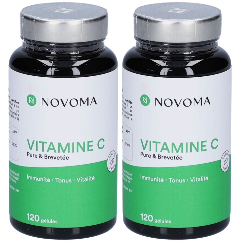 Deux flacons avec bouchon noir et étiquette blanche. L'étiquette indique "NOVOMA Vitamine C". Contient 120 gélules.