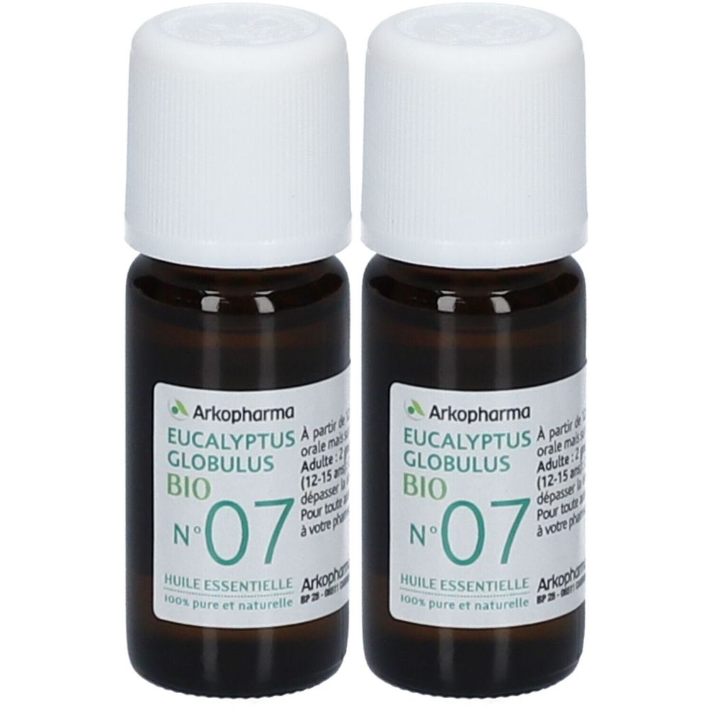 Deux flacons en verre brun avec bouchons blancs. Étiquettes avec texte: Arkopharma, Eucalyptus Globulus Bio, N°07, Huile essentielle.