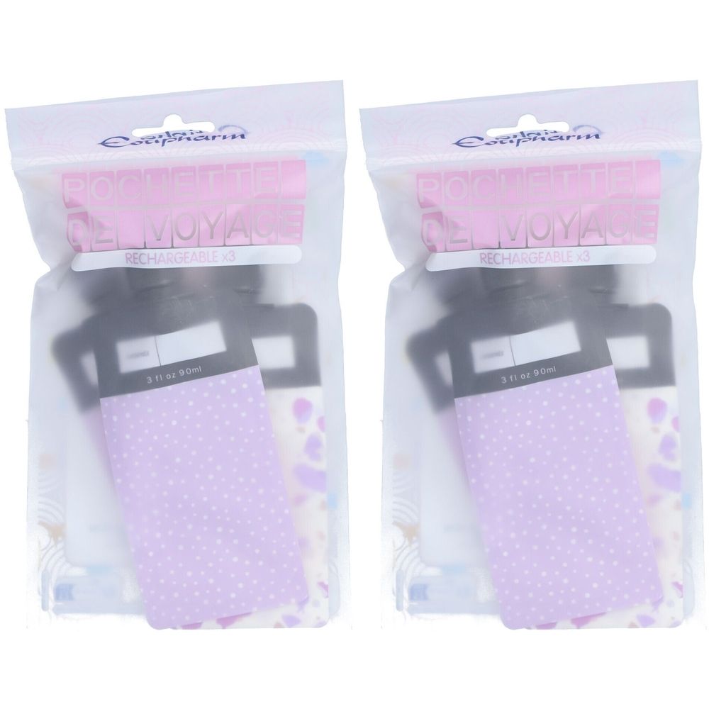 Deux kits de voyage dans des sachets transparents. Chaque kit contient des flacons et une carte lilas à pois blancs.