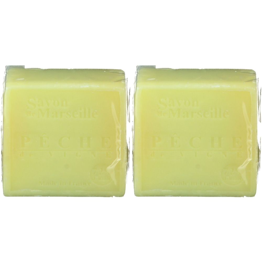 Deux savons jaunes emballés. Inscription: Savon de Marseille, PECHE.