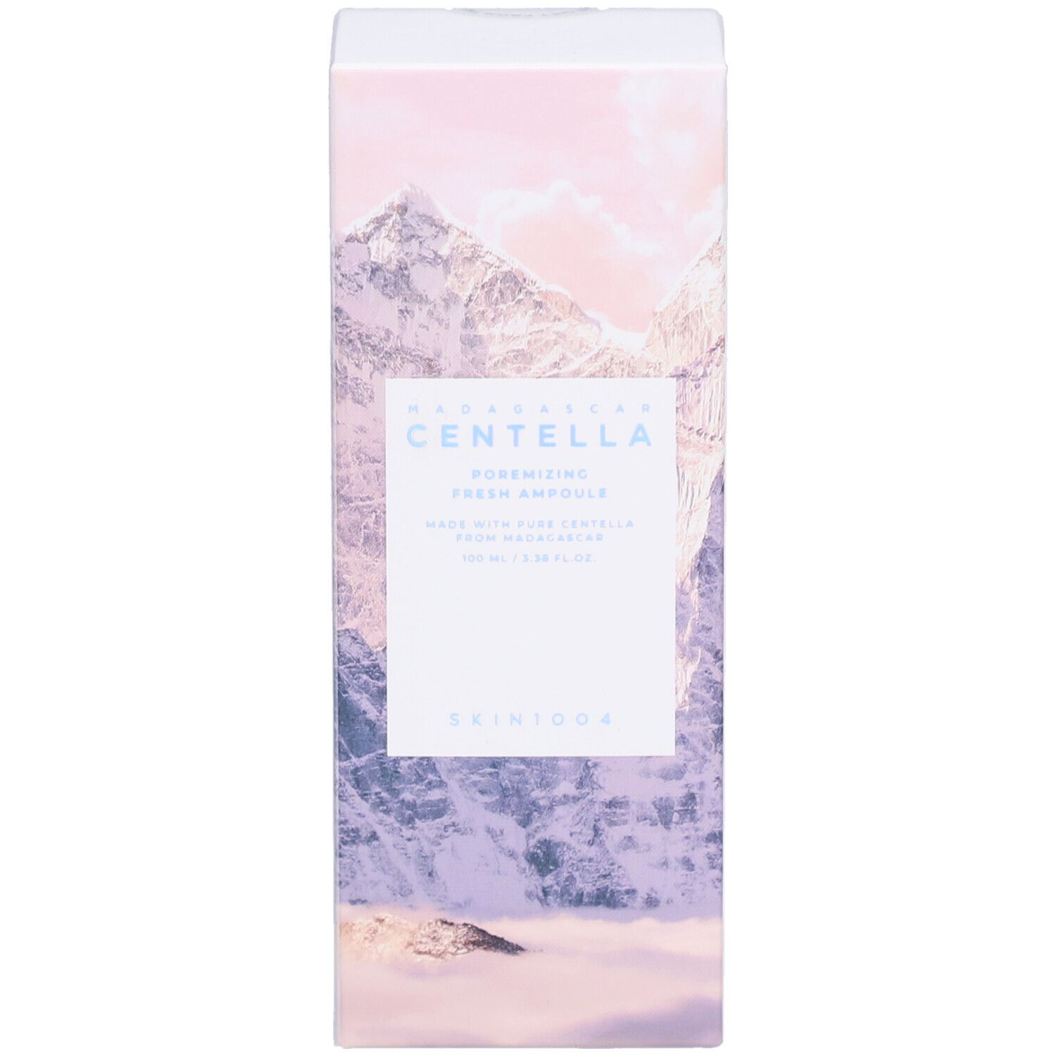 Boîte avec informations produit et paysage montagneux. Texte: Centella, Poremizing Fresh Ampoule, SKIN1004.