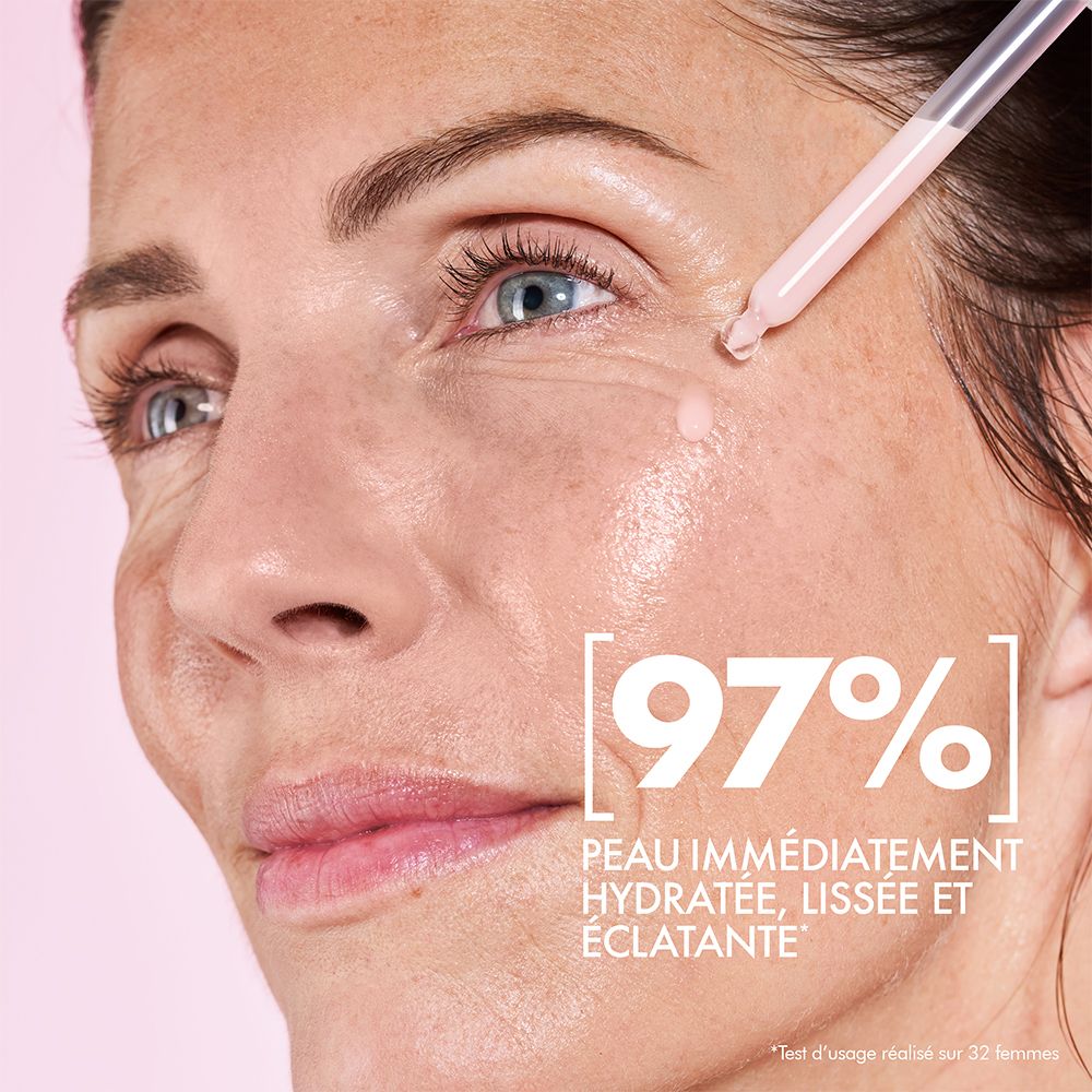 Femme avec sérum sur la peau. Texte : 97% peau hydratée, lissée et éclatante.