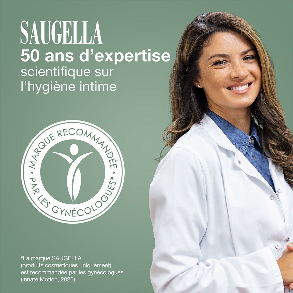 Femme en blouse blanche souriante. Saugella. Recommandé par les gynécologues. 50 ans d'expertise.